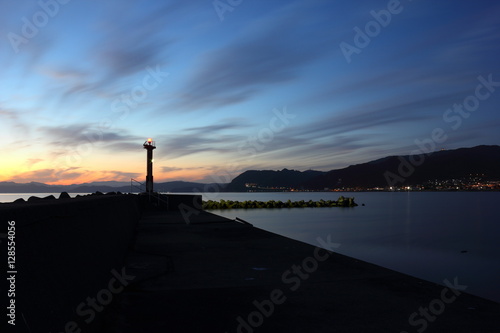 北海道噴火湾　虻田漁港の夕日と灯台