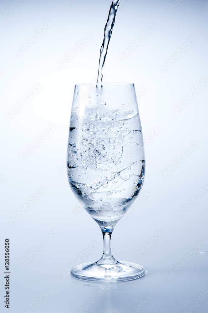 グラスの氷水 グラスの氷水
