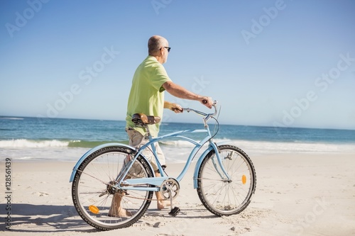 Smiling senior man with bike © WavebreakmediaMicro