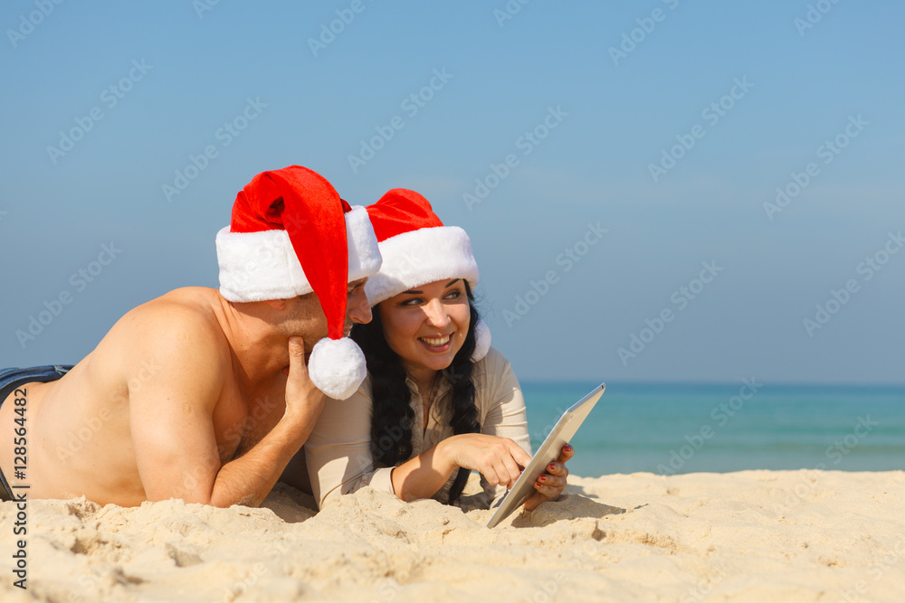 Obraz premium Christmas couple on a beach