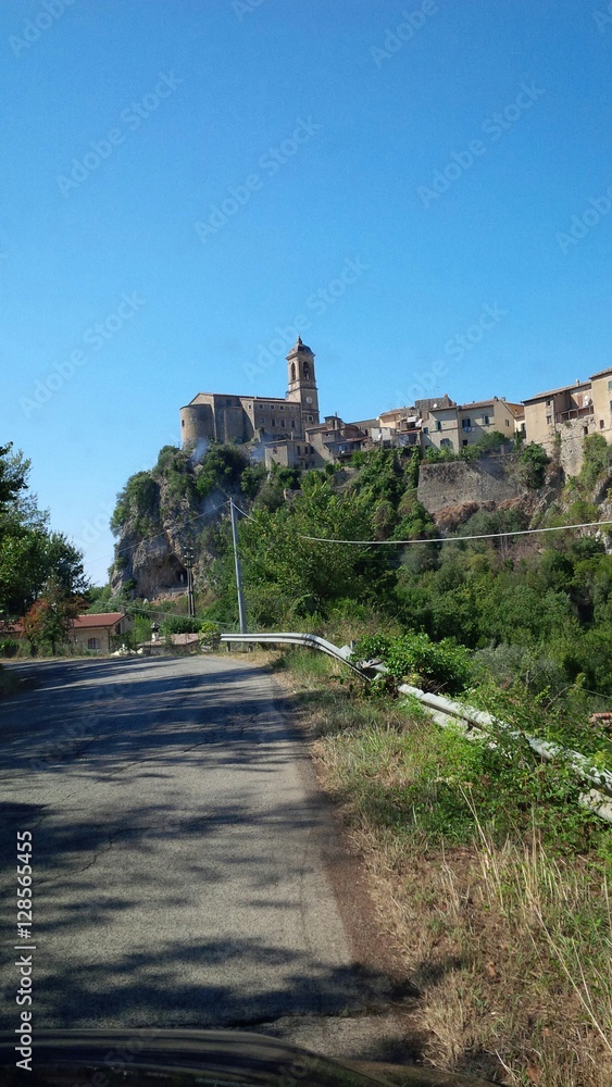 Fototapeta premium strada che porta al paese