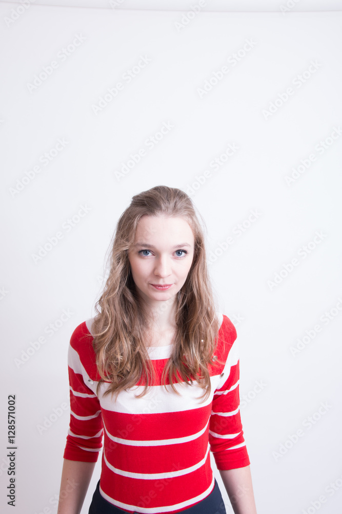 Mädchen sitzt im Studio Mädchen sitzt im Studio