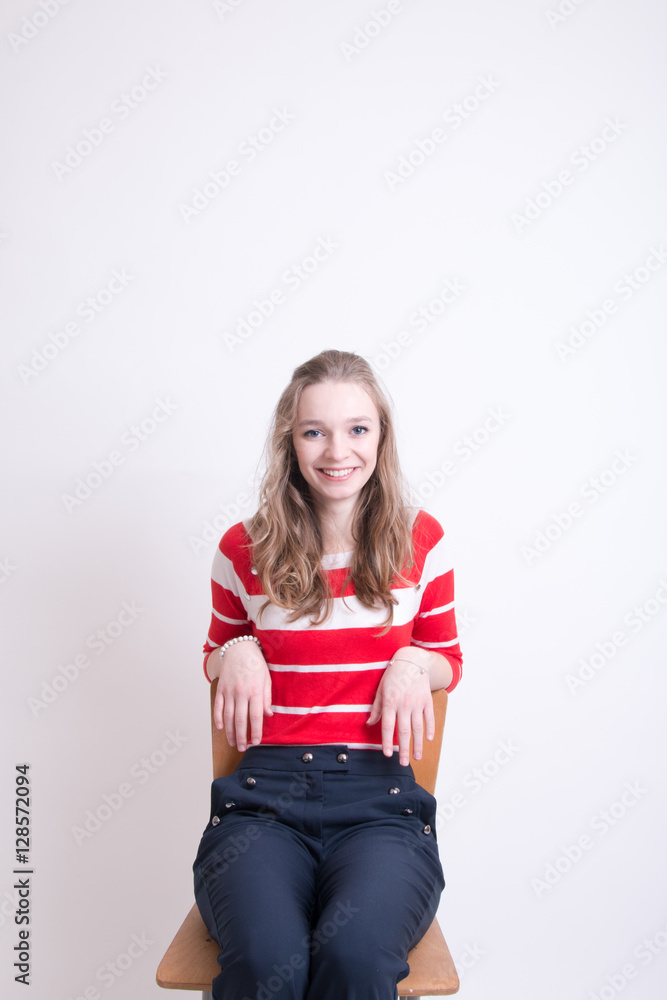 Mädchen sitzt im Studio Mädchen sitzt im Studio