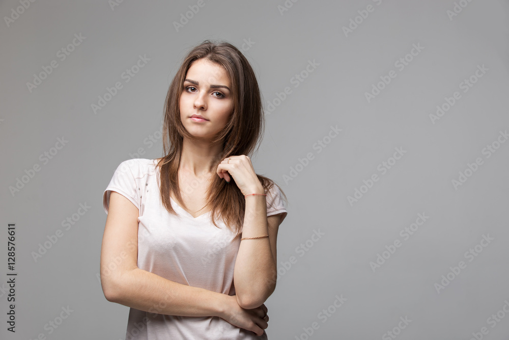 Obraz premium Portrait of beautiful brunette woman with natural make-up, on grey background