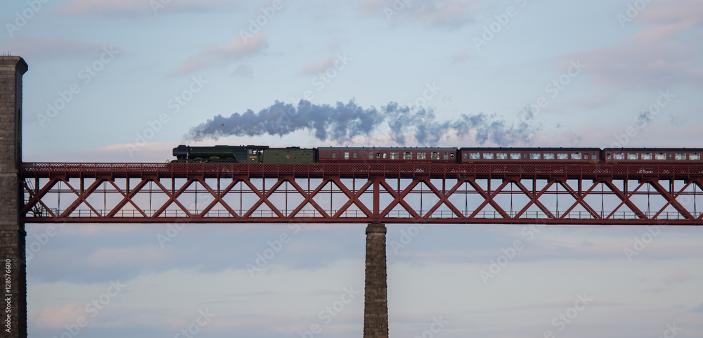 Obraz premium across the Forth Bridge