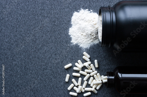Valokuva jars with nutritional supplements for bodybuilding