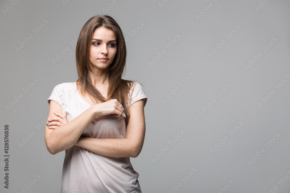 Obraz premium Portrait of beautiful brunette woman with natural make-up, on grey background