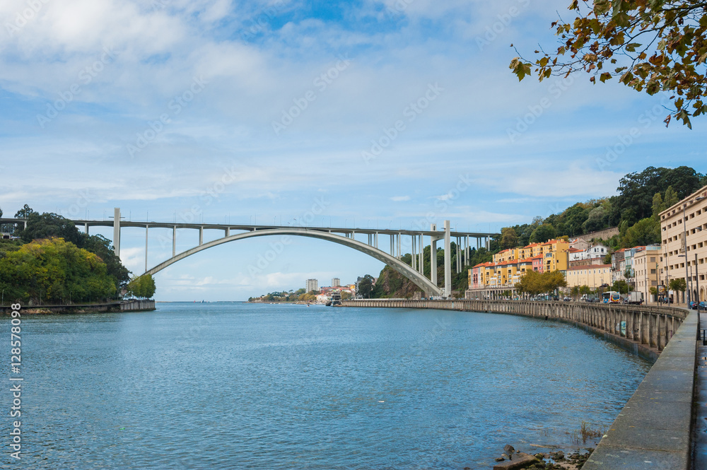 Arrabida bridge and Douro river in Porto / 自動車専用橋のアラビダ橋とDouro 川