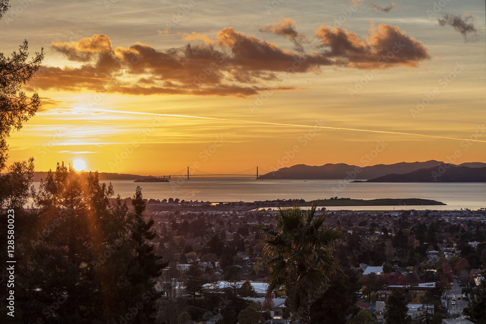 Fototapeta premium Panorama Golden Glow Sunset of San Francisco Bay looking over East Bay Berkeley