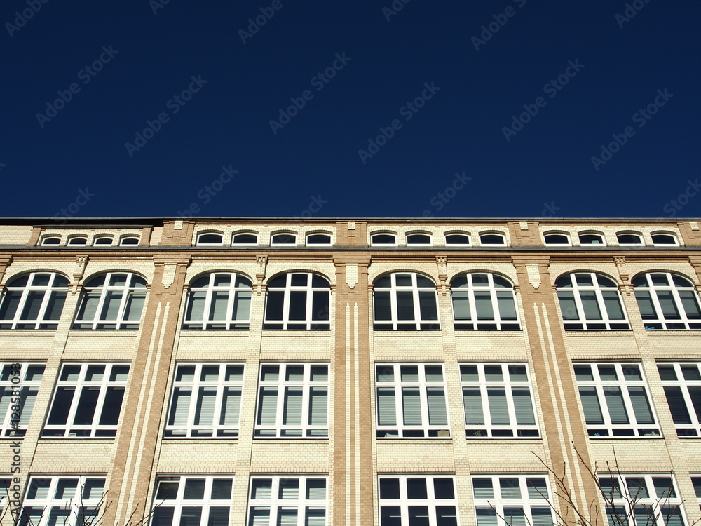 Berlin: Altes Fabrikgebäude, sanierte Fassade