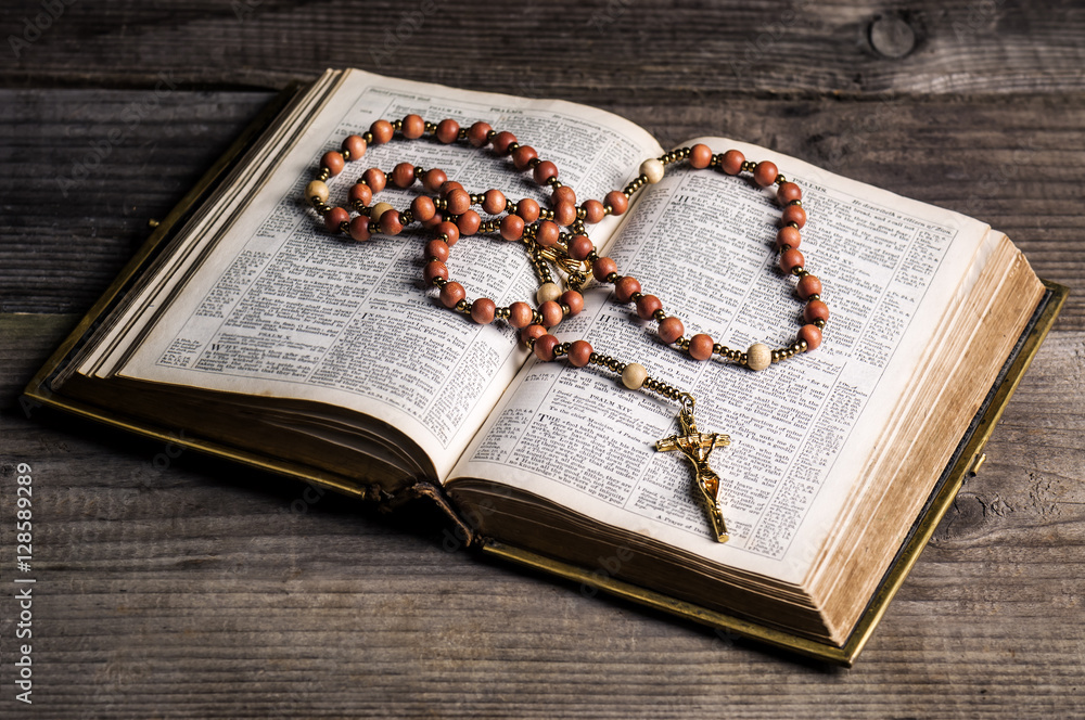 Fototapeta premium rosary on old Bible