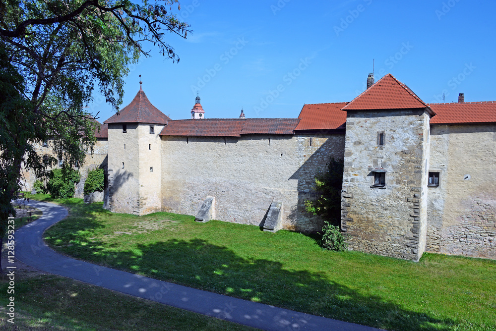 Die Schießgrabenmauer von Weissenburg in Bayern