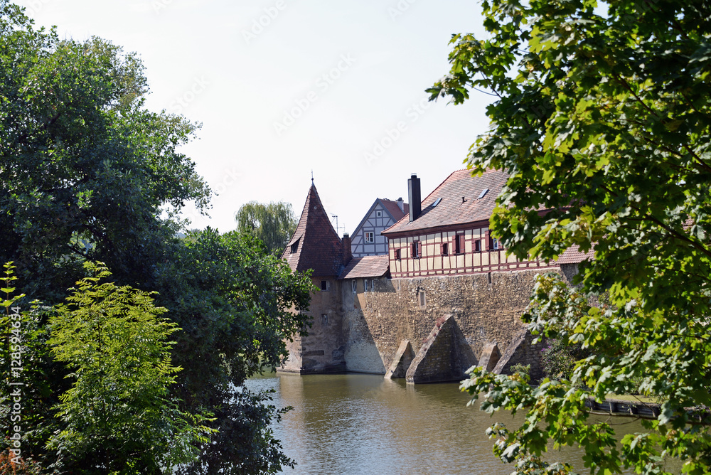 Obraz premium Seeweiher mit Stadtmauer von Weissenburg in Bayern