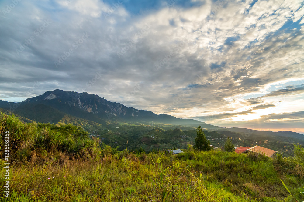Obraz premium Sunrise over Kinabalu mountain n Sabah, Borneo, Malaysia.