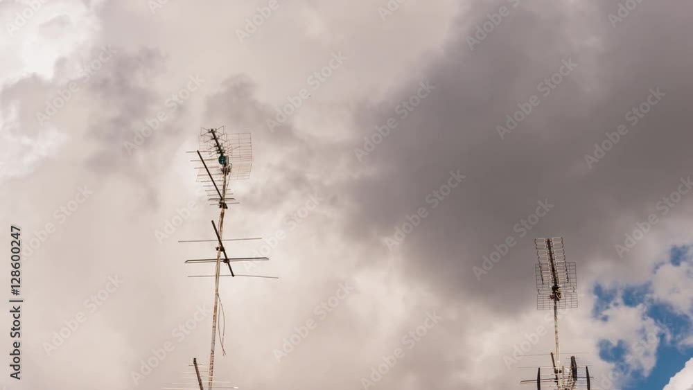 Time lapse di un cielo molto nuvoloso con due antenne in primo piano Time lapse di un cielo molto nuvoloso con due antenne in primo piano