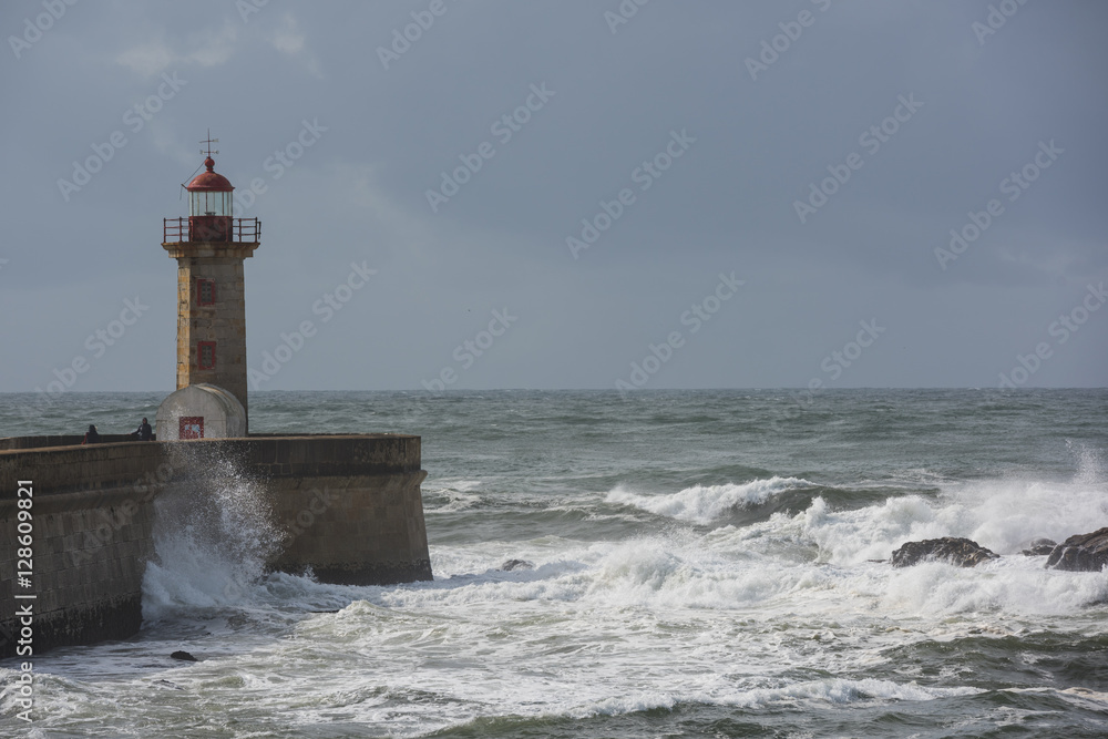 Breaker  of Atlantic Ocean at Felgueiras lighthouse / Douro 川の河口、大西洋への出口にあるFelgueiras 灯台の風景