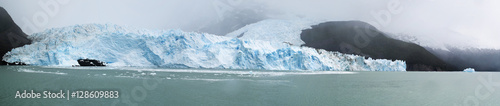 Patagonia, 23/11/2010: il fronte del ghiacciaio Spegazzini, dal botanico italo-argentino Carlo Luigi Spegazzini, formato da due flussi di ghiaccio discendenti dalle Cordigliera delle Ande