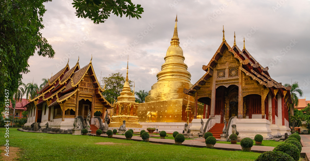 Fototapeta premium Wat Phra Singh in twilight time, Chiang Mai, Thailand