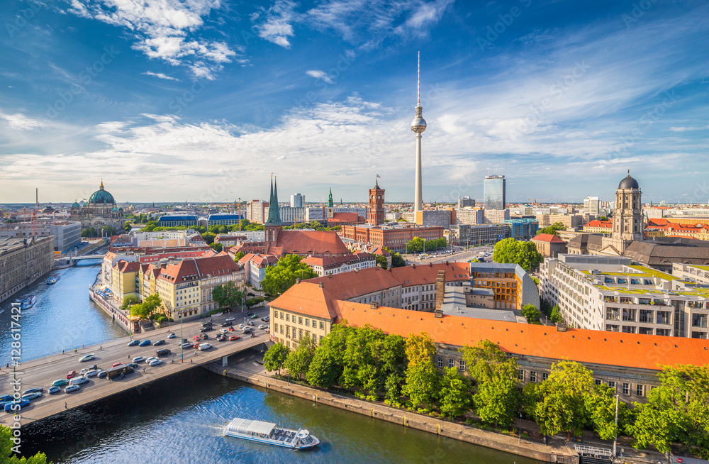 Obraz premium Berlin skyline with Spree river at sunset, Germany