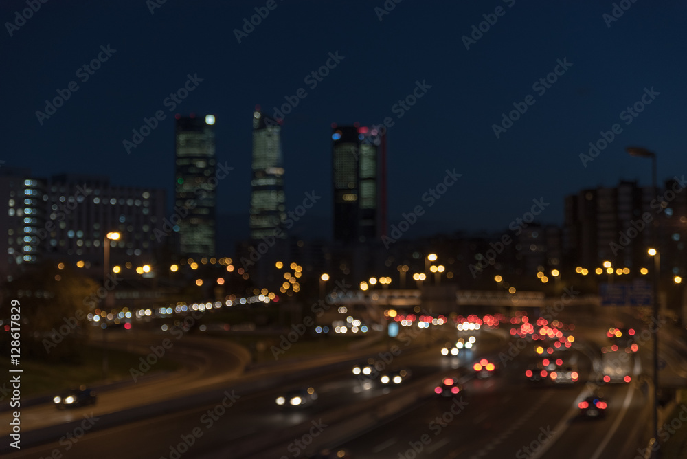 Bokeh de las luces de Madrid de noche con las cuatro torres de fondo.