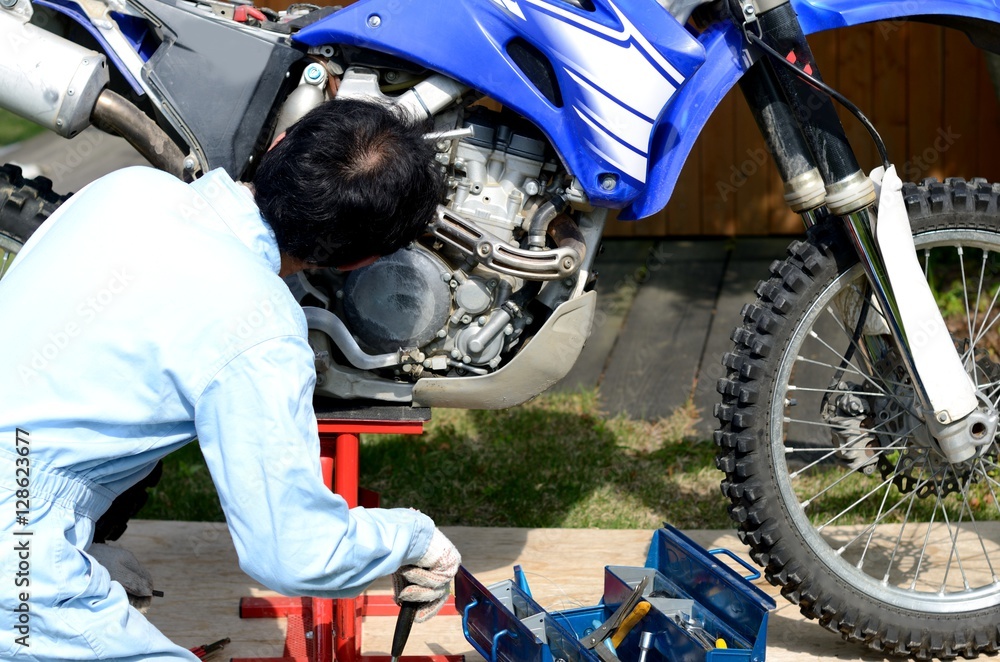 Obraz premium バイクの整備