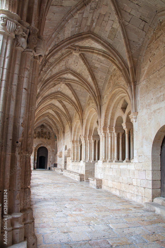Allée du cloître du Monastère royal de Santes Creus, Catalogne, Espagne