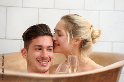 Junges Paar genießt ein Kaiserbad in einem Spa