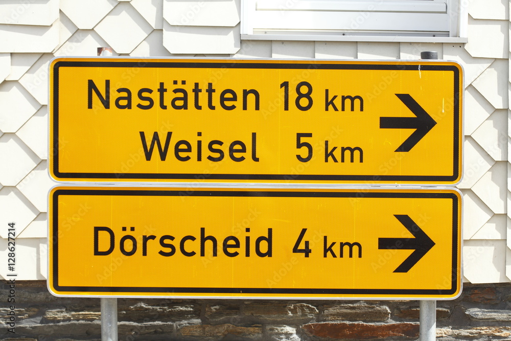 Fototapeta premium Verkehrsschild Bundesstraße B 6, Pfeil