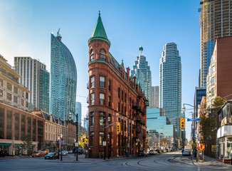 Fototapete Kanada Gooderham oder Flatiron Building in der Innenstadt von Toronto - Toronto, Ontario, Kanada  © diegograndi
