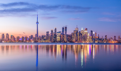 Crédence de cuisine Toronto Horizon de Toronto en lumière violette  © diegograndi