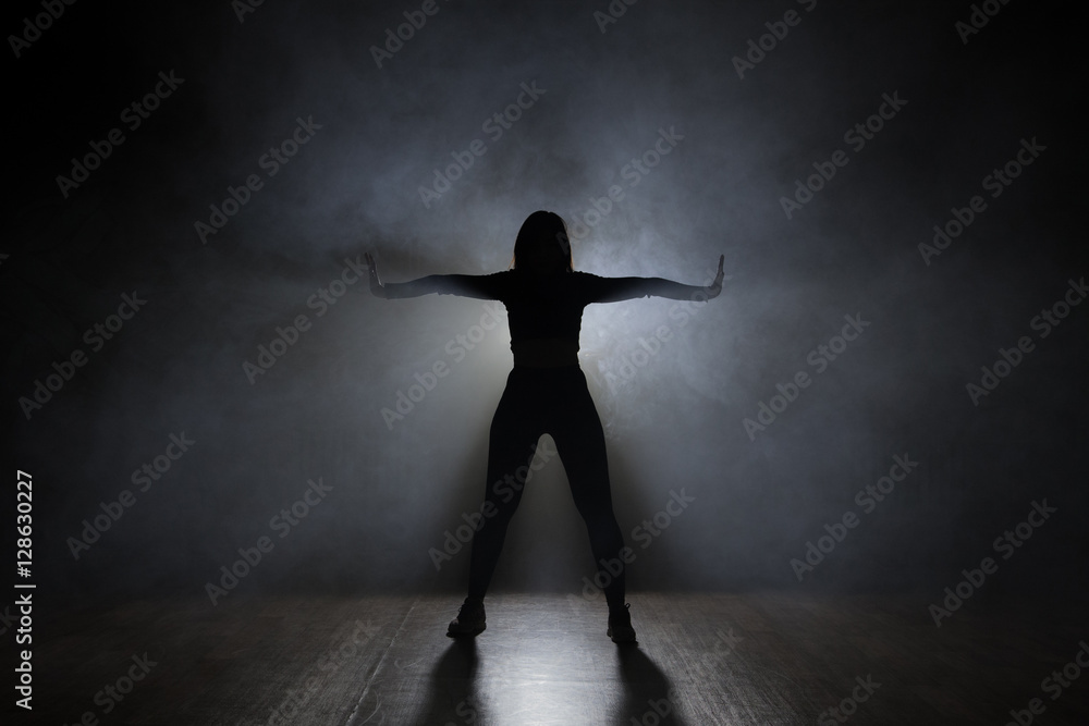 Fototapeta Dziewczyna tańczy. podświetlenie