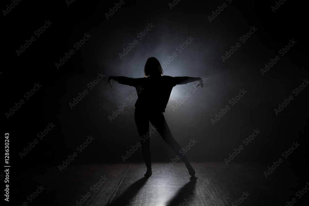 Fototapeta Tancerka w studio z dymem na ciemnym tle