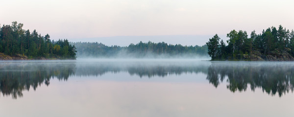 Keuken achterwand Mistige ochtendstond Panorama van rustig ochtendmeer  © Maslov Dmitry