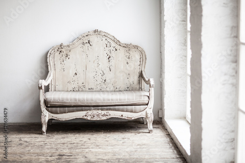 Obraz na płótnie White textile classical style sofa in vintage room. White old ba w salonie