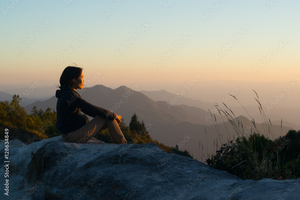 Obraz premium Women see sunset light and mountains view