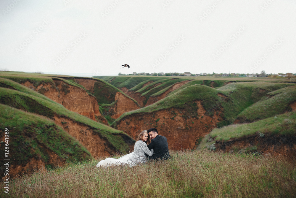 Obraz premium Beautiful couple and a bird