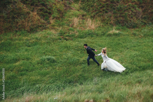 Fotografi Bride and groom walking together