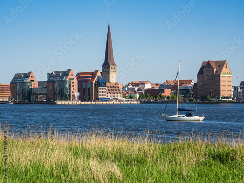 Blick über die Warnow auf die Hansestadt Rostock