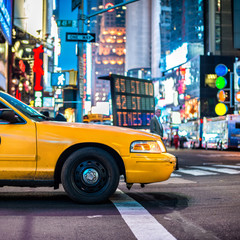 Sierkussen New York taxi Times Square bij nacht Manhattan  © Nick Starichenko