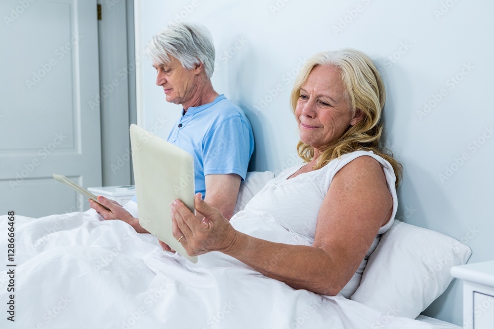 Obraz premium Senior couple using digital tablets