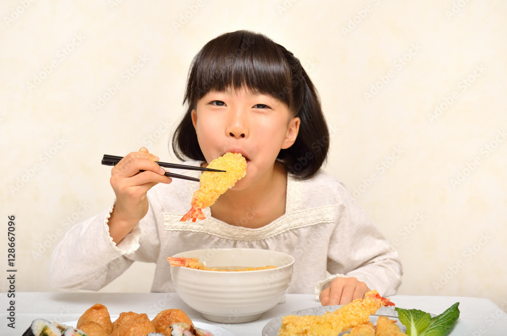 天ぷらうどんを美味しそうに食べる女の子 天ぷらうどんを美味しそうに食べる女の子