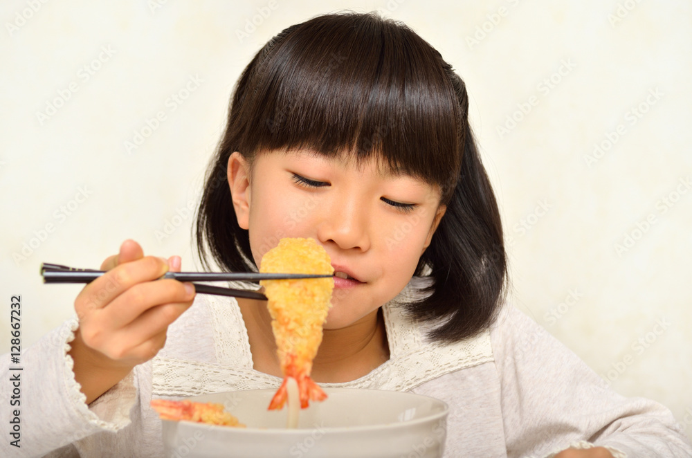 天ぷらうどんを美味しそうに食べる女の子