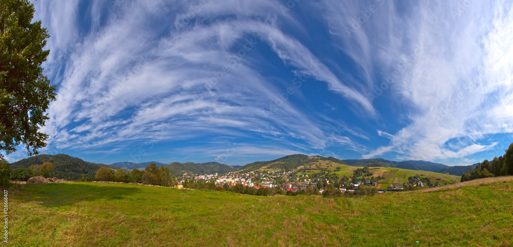 Fototapeta premium Słoneczny dzień w górach