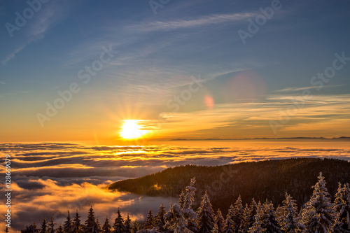 winterlicher Sonnenuntergang im Schwarzwald