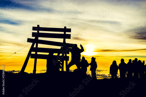 Fotografie Hikers at the summit sign of Uhuru Peak, Kibo, Kilimanjaro at 5895m amsl in Tanzania