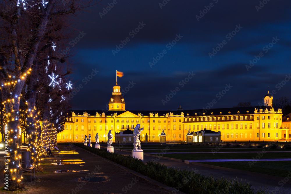 Karlsruher Schloss geschmückt zur Weihnachtszeit