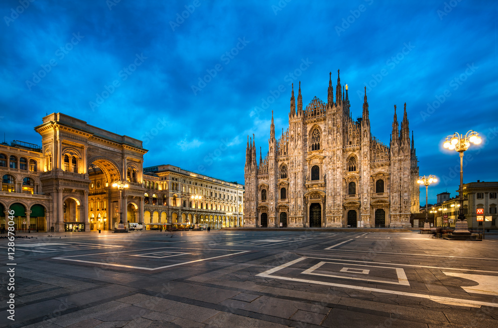 Fototapeta premium Plac katedralny w Mediolanie we Włoszech z katedrą i łukiem triumfalnym