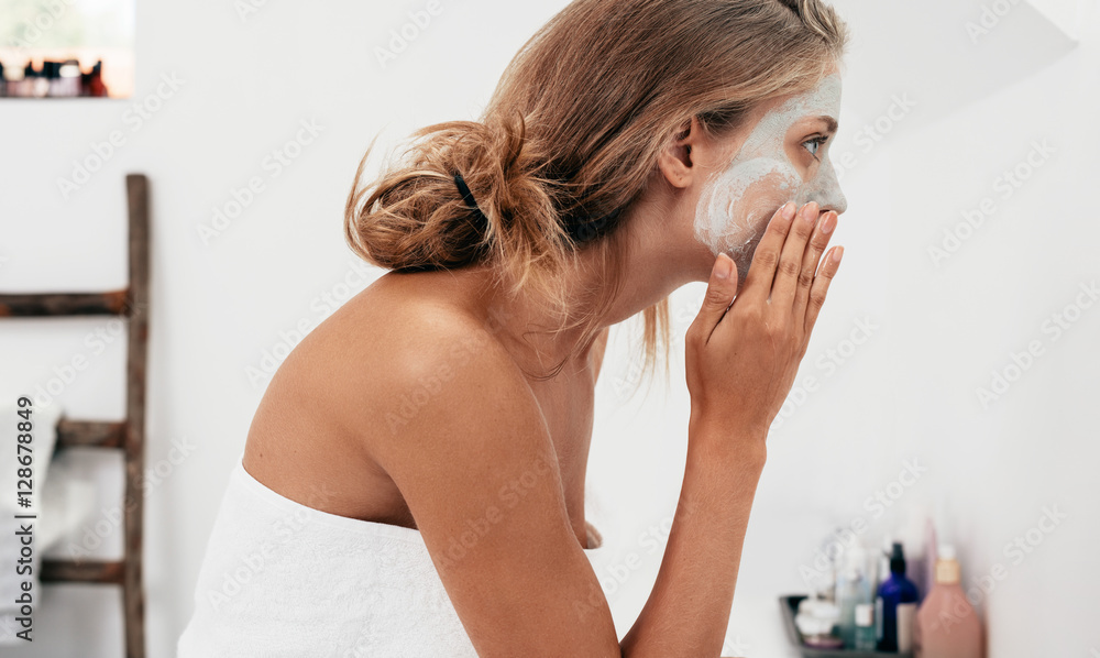 Woman taking care of her facial skin - obrazy, fototapety, plakaty 