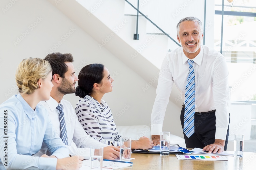 Obraz premium Business colleagues sitting together in meeting
