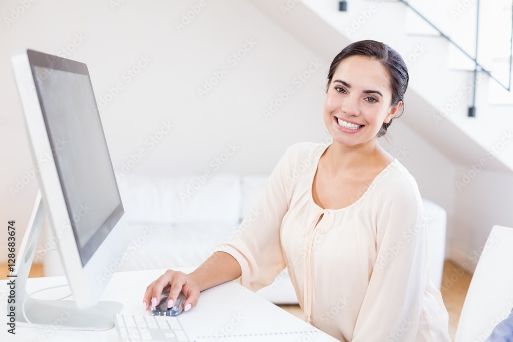 Obraz premium Businesswoman working on computer